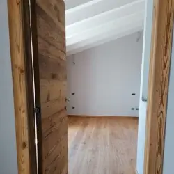 PAVIMENTO E PORTA IN LEGNO