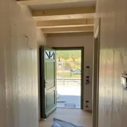 INGRESSO CON RIVESTIMENTO IN LEGNO CHIARO