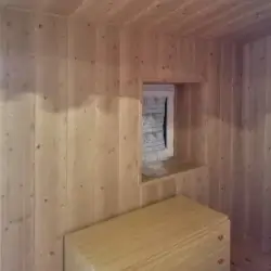 STANZA RIVESTITA IN LEGNO